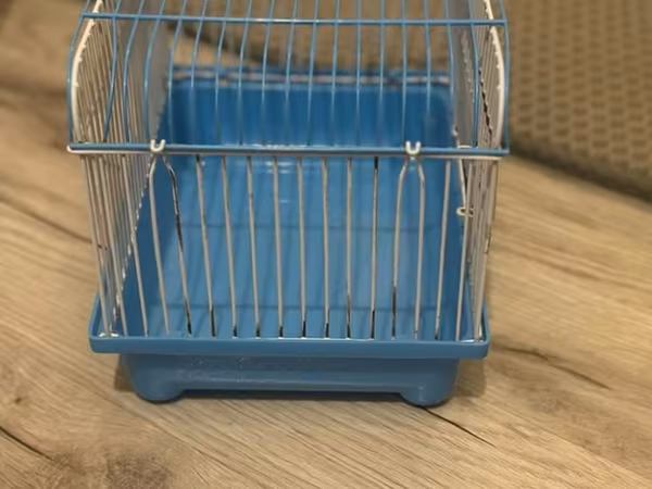 Quş qəfəsi – kiçik ölçü - Rəng: açıq mavi plastmas altlıq, ağ-mavi