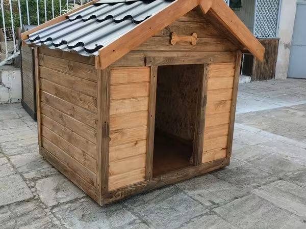 Taxta it evi - Material: təbii ağac panellər, möhkəm karkas - Dam