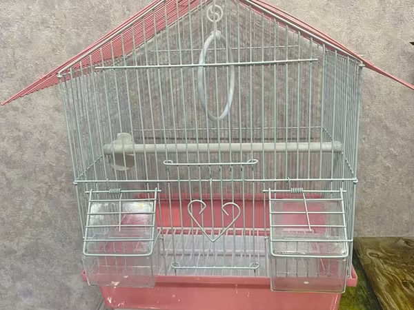 Qəfəslə təmin olunmuş quş evi - Material: metaldan barmaqlıqlar