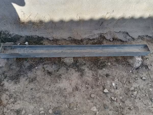 Yem qabı, Yem üçün, Heyvanlar üçün, Ünvandan götürmə