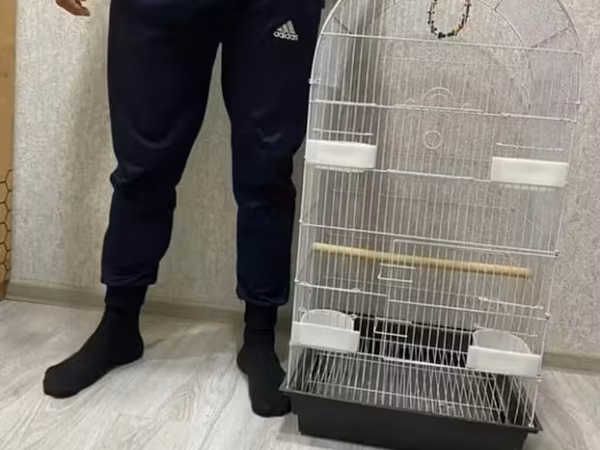 Watsapla yiğ Quş qəfəsi — iri ölçülü, ağ metal barmaqlıqlı, yarımdairə