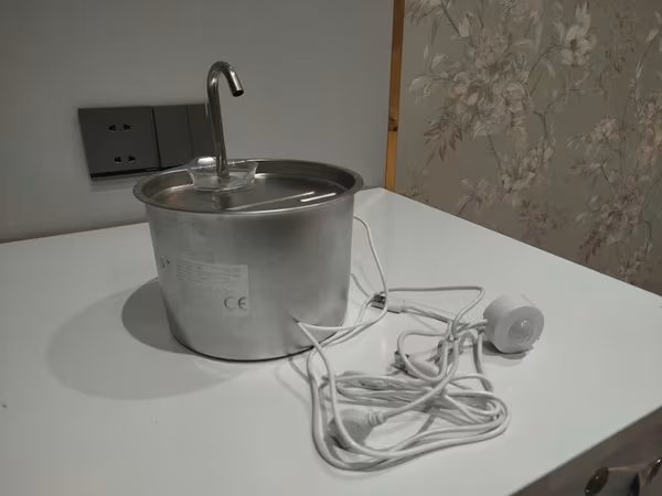 Pişik üçün paslanmayan su qabı. 2 litrlik. üstündə 20 ədəd filtrdən
