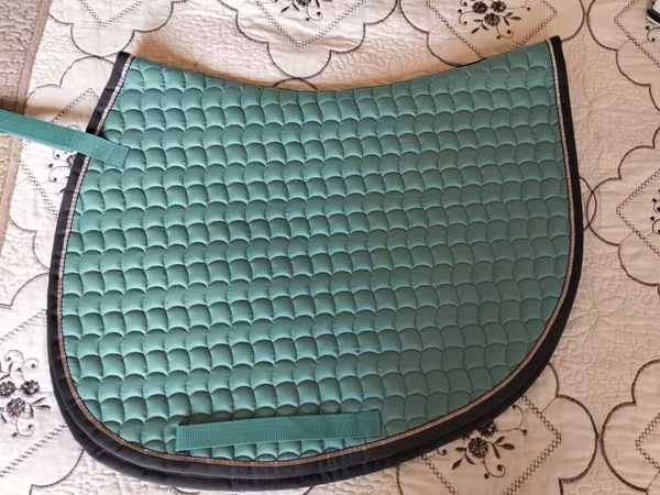 Atçılıq üçün yəhəraltı örtük (saddle pad) - Forma: ümumi