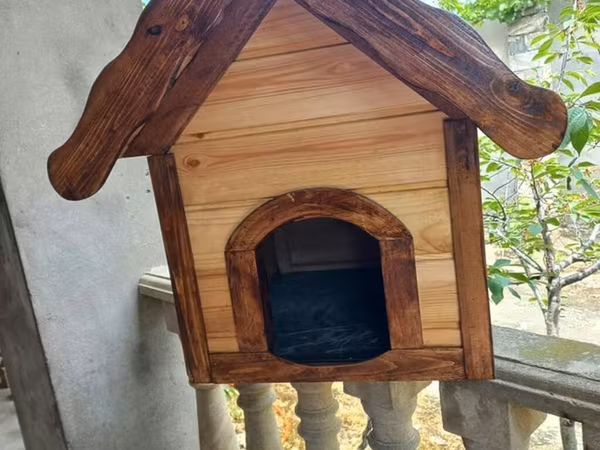 Taxta it evi - Material: keyfiyyətli taxta, təbii tekstura ilə -