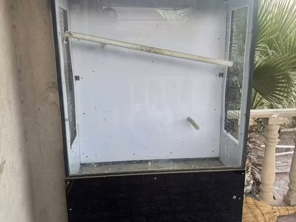 Böyük ölçülü quş qəfəsi/voli­er - Material: möhkəm metal karkas, şüşə