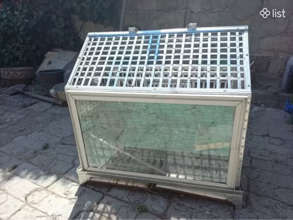Մեծ վանդակ մի կողմը ապակիով