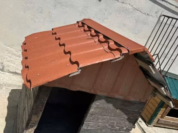İt damı. 2 ay istifadə olunub ideal vəziyyətdədi. Ölçüsü böyükdü, su