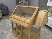 Taxta qəfəs/volyer – dekorativ ev şəklində - Material: təbii taxta — الصورة 1