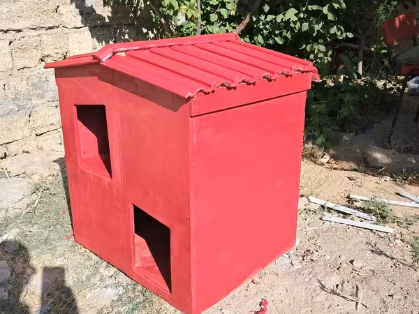 İki bölməli qırmızı it/ pişik evi - Material: taxta konstruksiya
