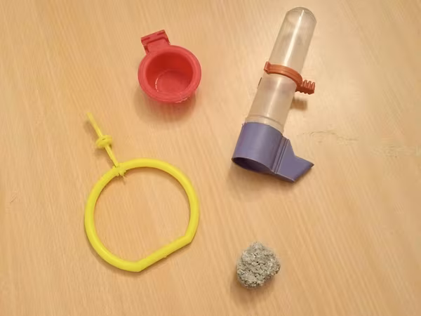 Su qabı, yem qabı və yelləncək quş qəfəsi üçün. Hamısı 3 manata