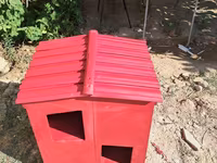 İki bölməli qırmızı it/ pişik evi - Material: taxta konstruksiya — الصورة 2
