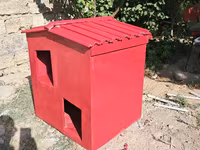 İki bölməli qırmızı it/ pişik evi - Material: taxta konstruksiya — الصورة 1