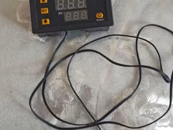 Inkubator ucun 12Vatnan iwleyen agilli termostat satilir. Unvan Yevax