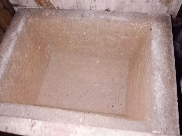 Su dasi satılır. tutumu təqribi 7 - 8 litrdir. tərtəmiz su suzur