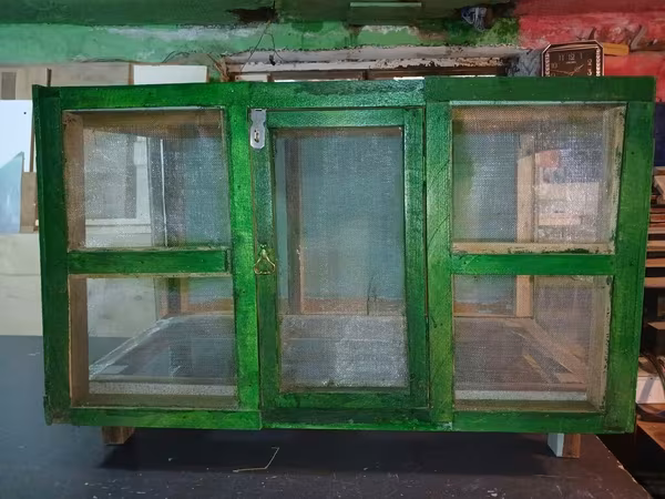 Taxta qəfəs. Cücə bildirçin üçün. ölçüsü 90 × 52 sm. Real alıcıya