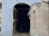 Taxtadan hazırlanmış, qapısı olan it evi. İtinizi küləkdən, yağışdan — Foto 2