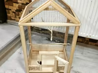 Taxta quş qəfəsi (dekorativ ev formasında) - Material: təbii ağac — الصورة 3