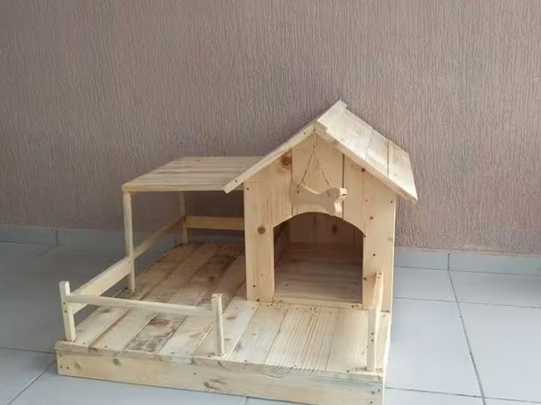 Taxta it evi və açıq veranda - Material: tamamilə təbii ağacdan