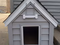 Taxta it evi – dekorativ fasadlı, gable (ikieğimli) damlı modellər - — Foto 4