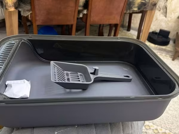Qapalı dizayna malik pişik tualeti qabı və çömçə dəsti - Material