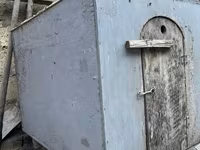 Taxtadan hazırlanmış, qapısı olan it evi. İtinizi küləkdən, yağışdan — Foto 1